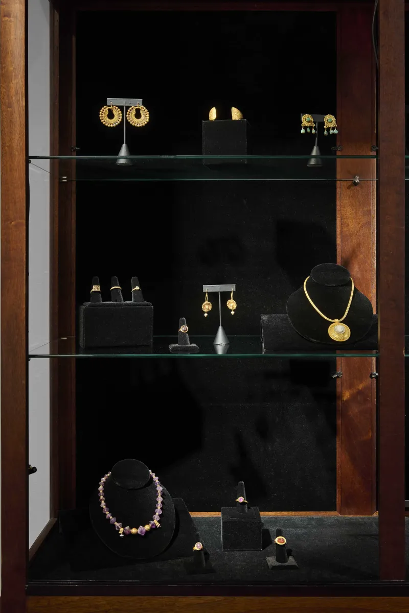 The Art of Gold: Viceregal Pictures and Ancient Jewelry