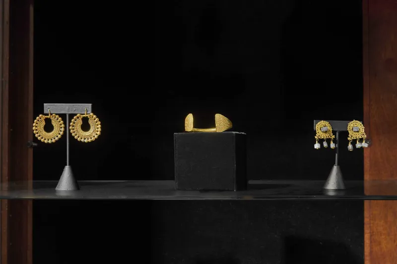 The Art of Gold: Viceregal Pictures and Ancient Jewelry