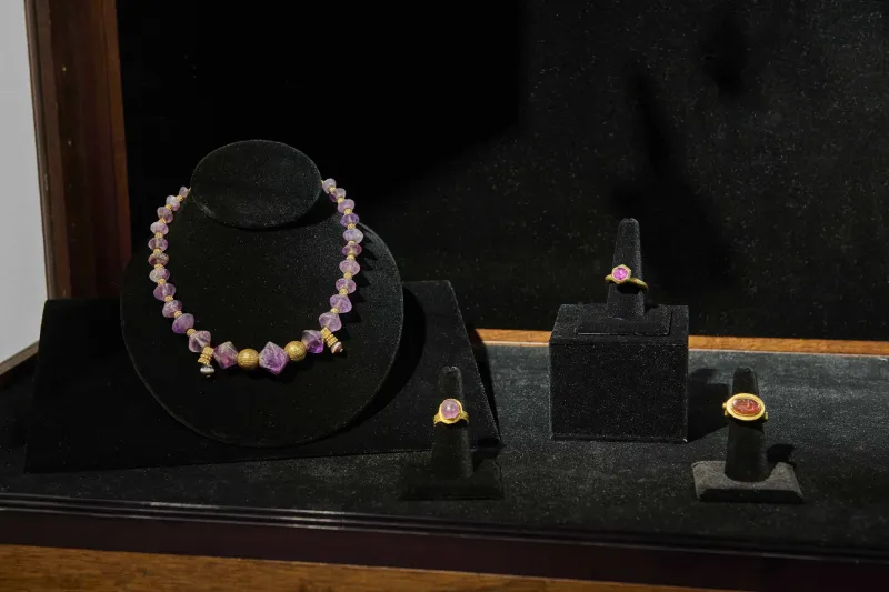 The Art of Gold: Viceregal Pictures and Ancient Jewelry