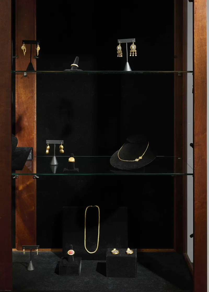 The Art of Gold: Viceregal Pictures and Ancient Jewelry