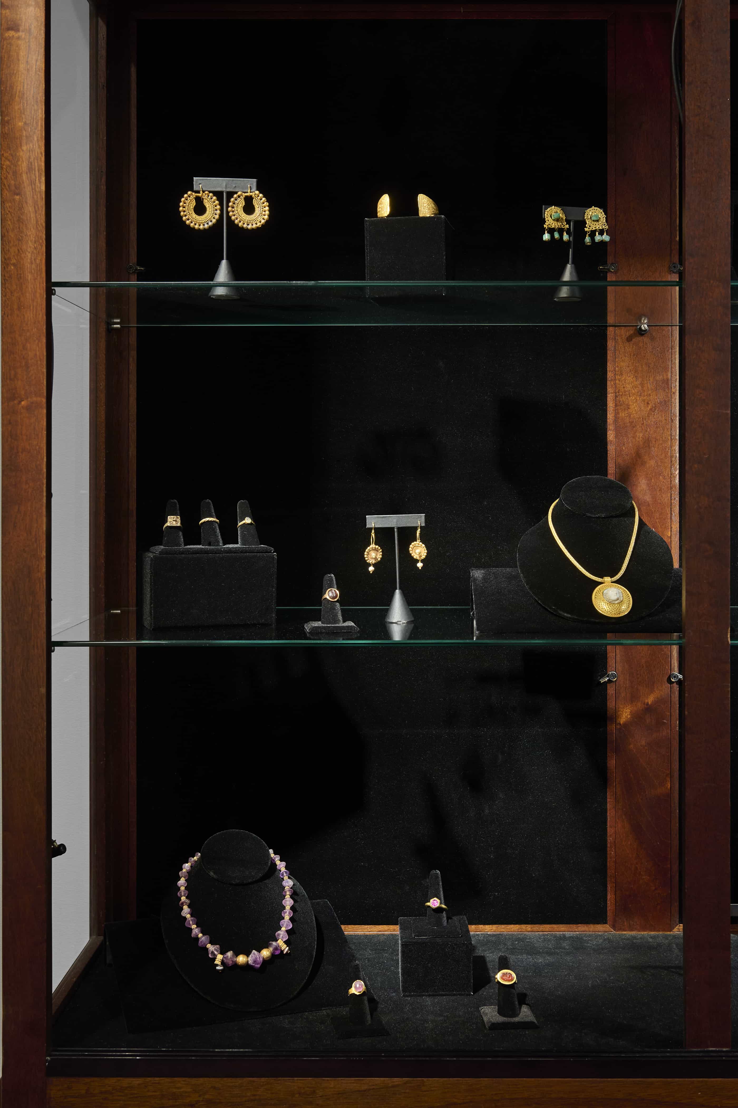 The Art of Gold: Viceregal Pictures and Ancient Jewelry