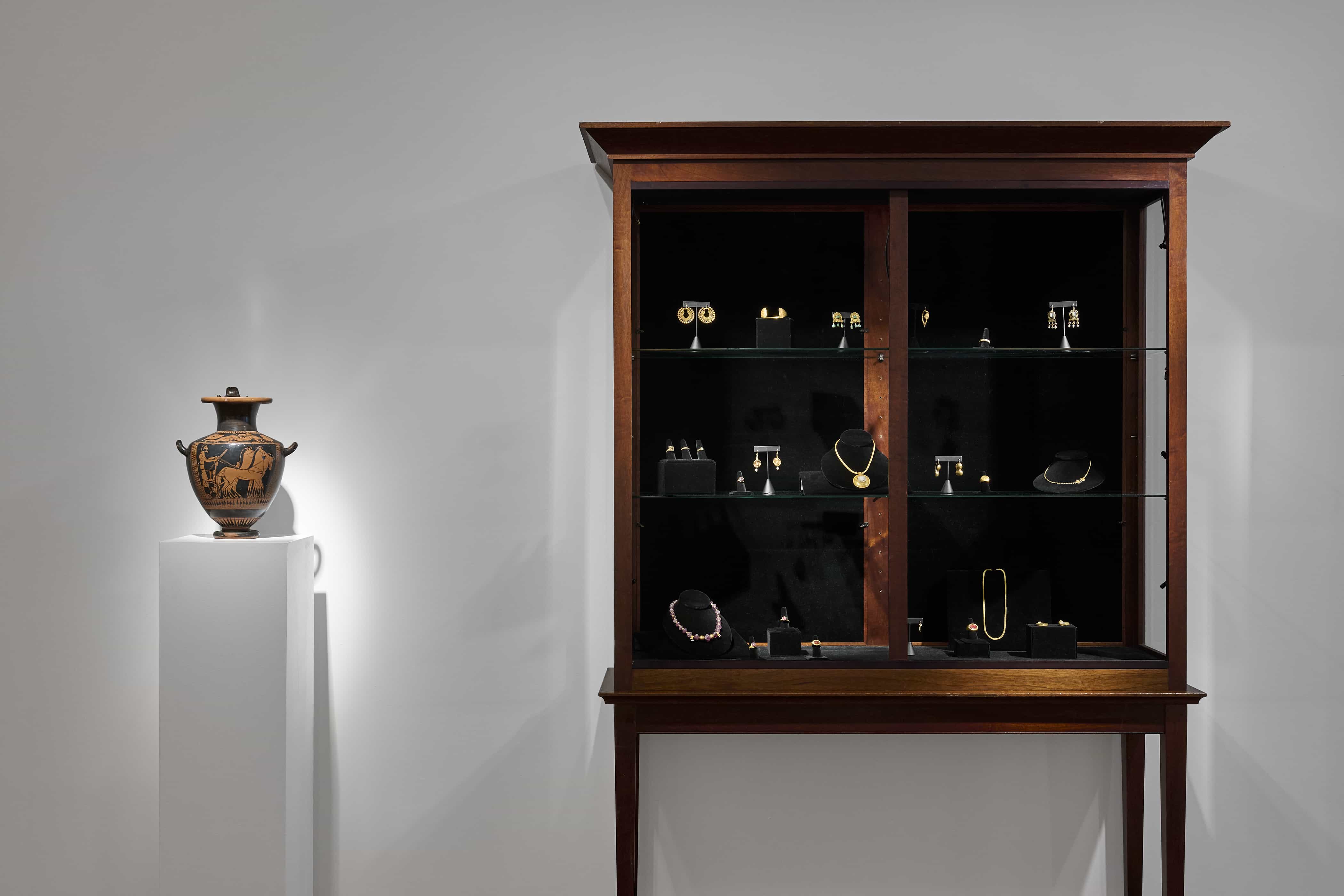 The Art of Gold: Viceregal Pictures and Ancient Jewelry