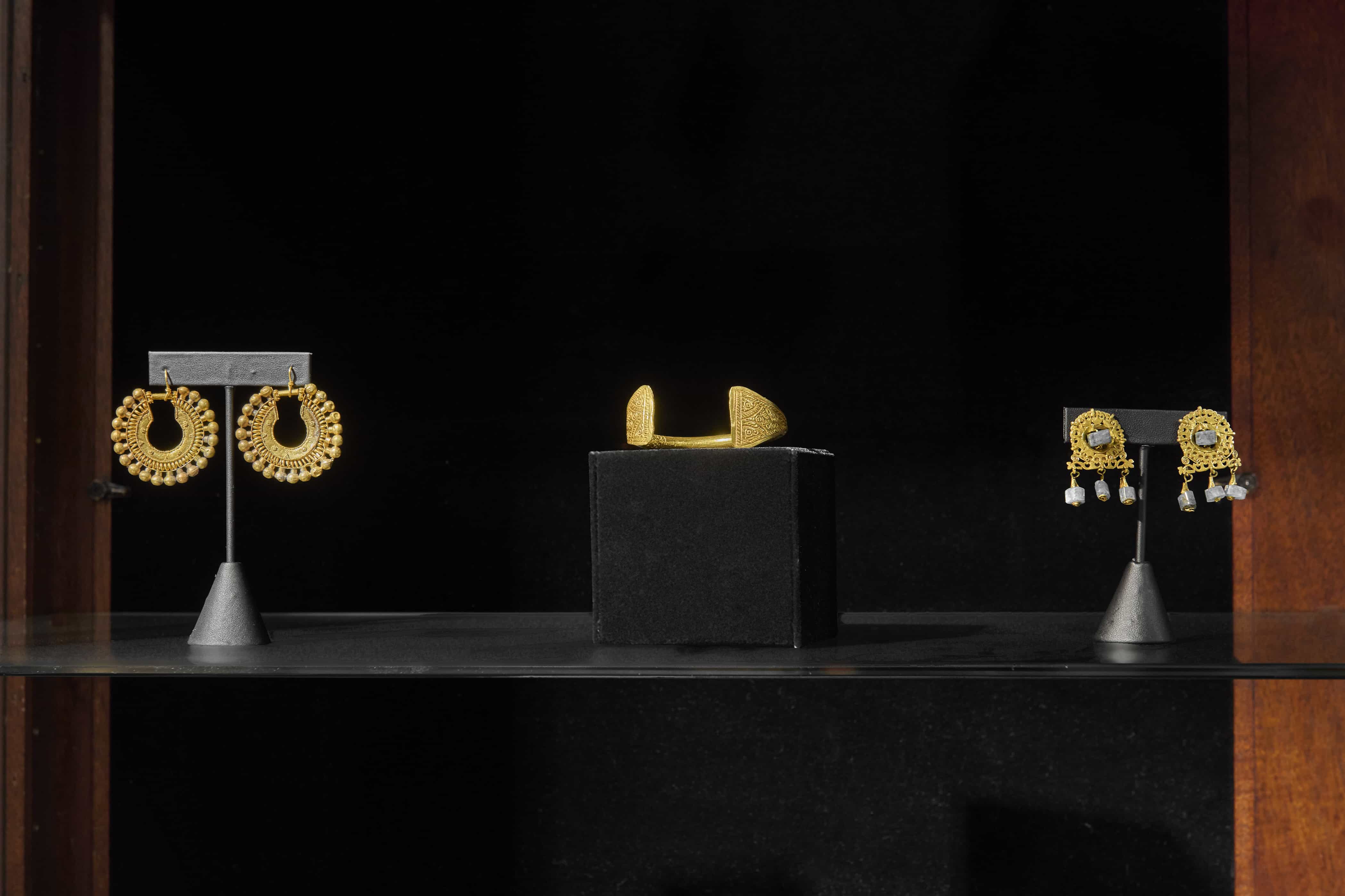 The Art of Gold: Viceregal Pictures and Ancient Jewelry