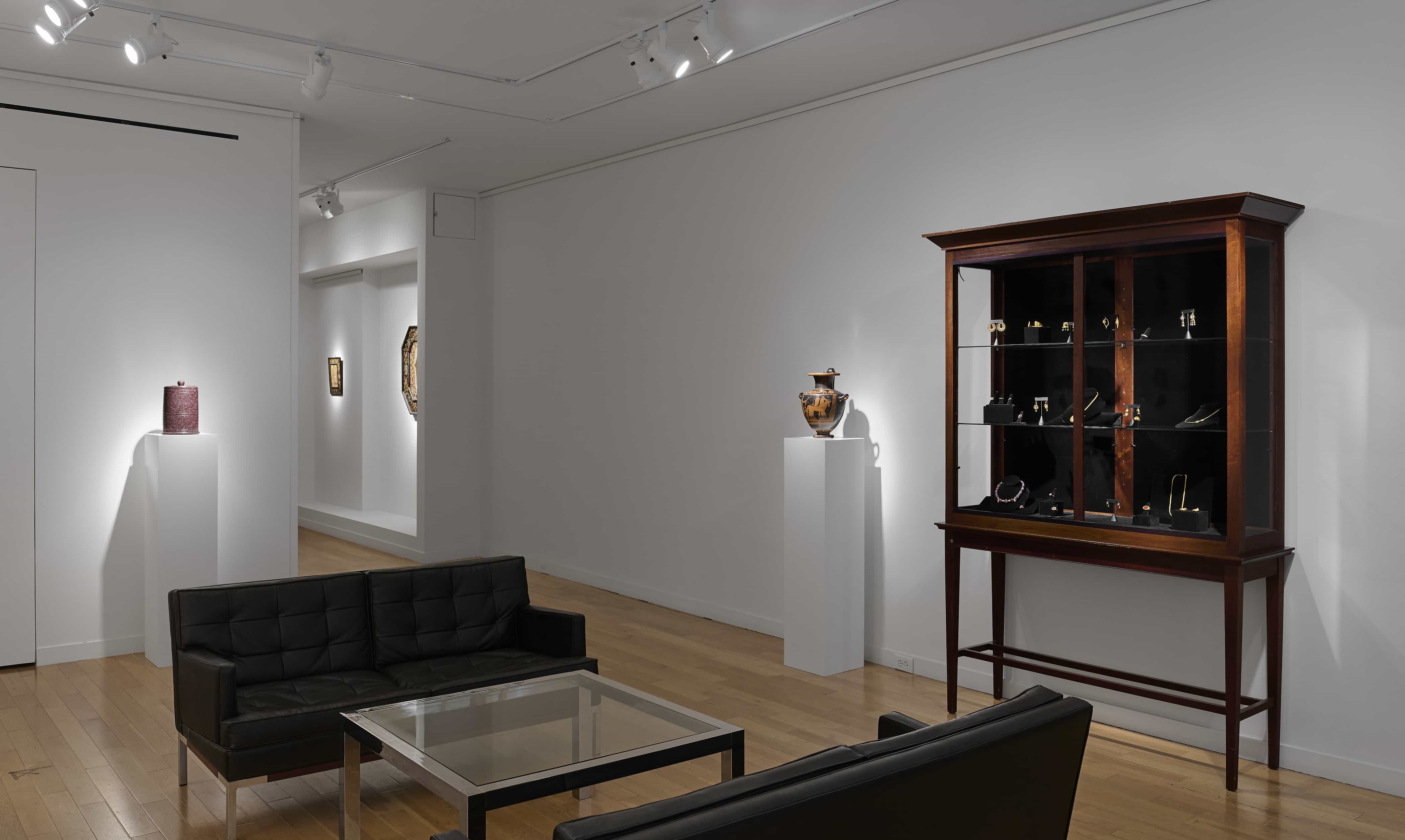 The Art of Gold: Viceregal Pictures and Ancient Jewelry