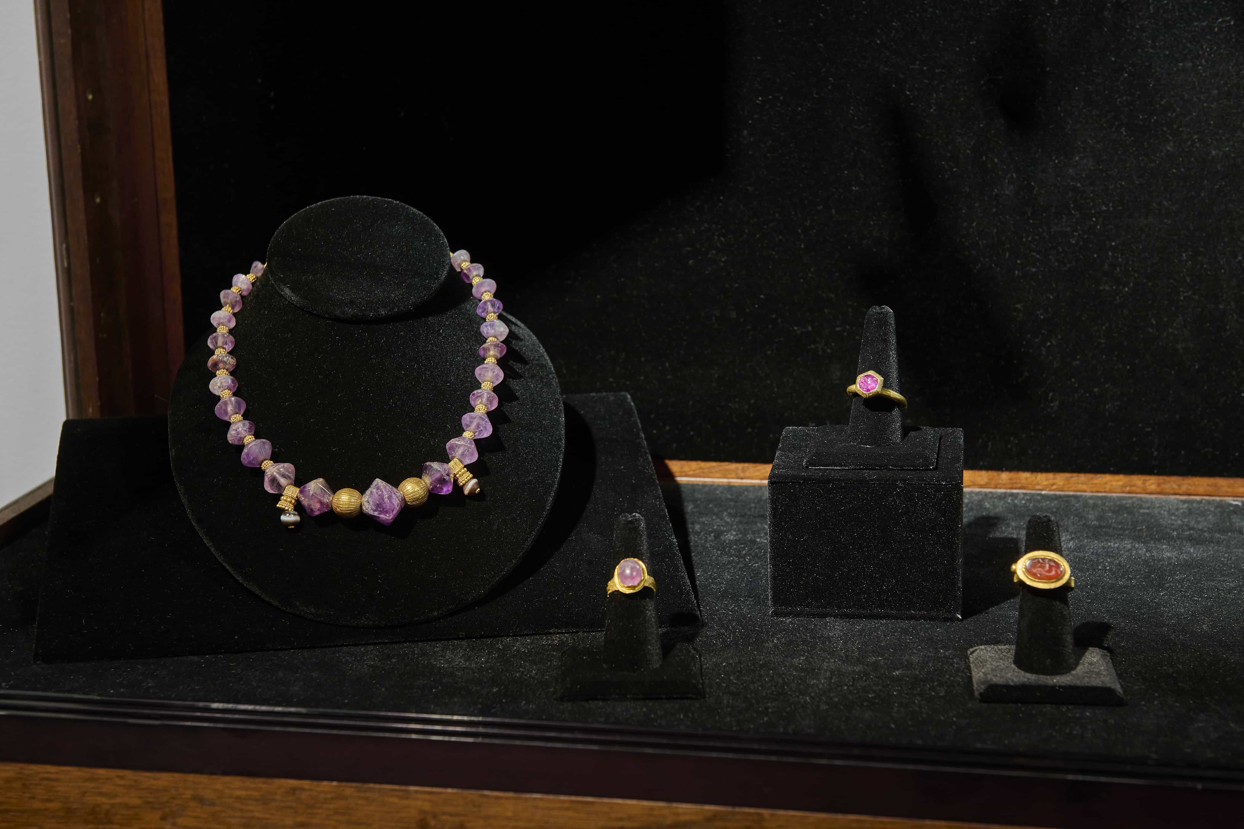 The Art of Gold: Viceregal Pictures and Ancient Jewelry