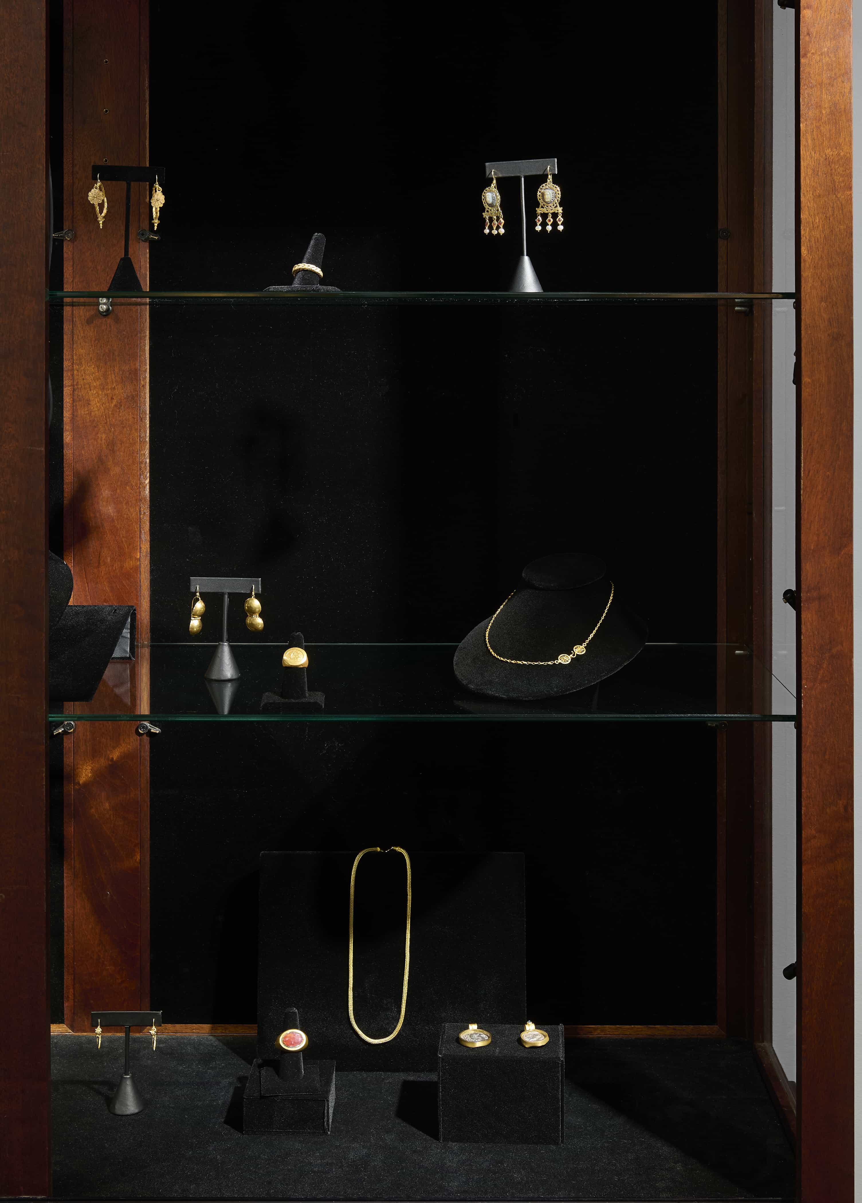 The Art of Gold: Viceregal Pictures and Ancient Jewelry