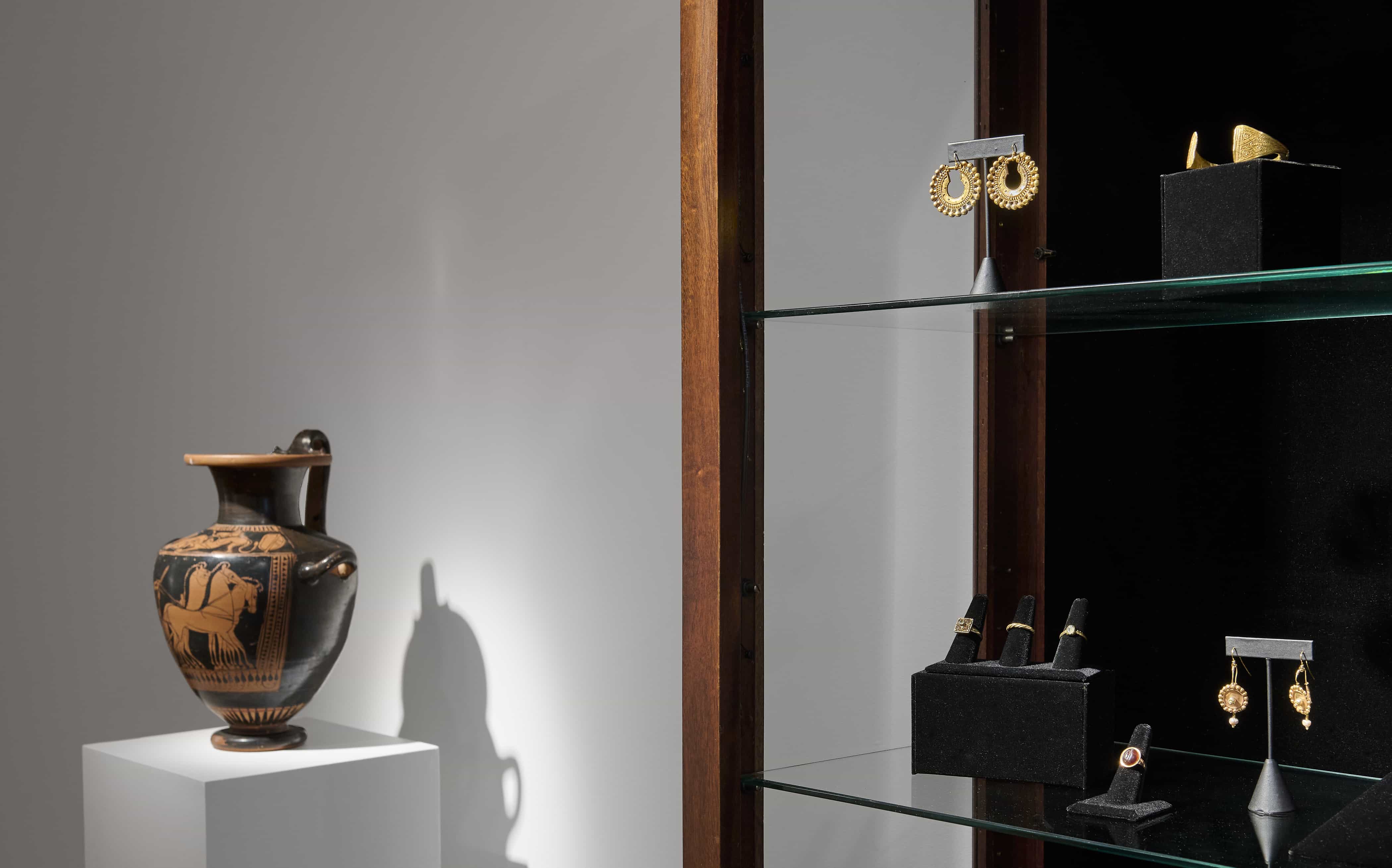 The Art of Gold: Viceregal Pictures and Ancient Jewelry